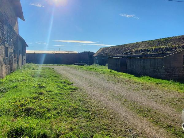 Ancienne ferme aménagé en 2 logements de plain-pied avec beaucous de dépendances, pas de voisins