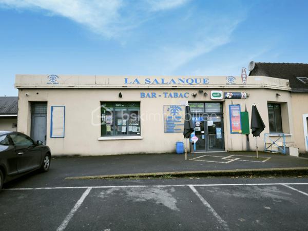 Géré avec sérieux à St Laurent en Gâtines, seulement 20 min de Tours, cet établissement BAR TABAC bénéficie d’une clientèle locale fidèle et d’une activité bien implantée, offrant une exploitation rentable au quotidien.

Le chiffre d’affaires régulier et stable depuis de nombreuses années confirme la solidité de l’exploitation et permet une reprise en toute sérénité pour tout porteur de projet. Le commerce développe son activité sur une surface d’environ 100 m², avec un agencement fonctionnel, permettant une prise en main immédiate. 

Emplacement : Commerce bénéficiant d’une bonne visibilité, d’un accès facile et d’un stationnement immédiat, favorisant la fréquentation quotidienne et la clientèle de passage.

Conditions d’exploitation actuelles :
Horaires : 7h00 – 19h00
Fermeture le mardi
Fermeture les samedi et dimanche après-midi
6 semaines de congés annuels

Ces éléments offrent une qualité de vie particulièrement appréciable, un véritable atout dans le secteur des bars-tabacs.

Une affaire idéale pour :
- un couple d’exploitants,
- une personne seule accompagnée d’un salarié,
- une première installation,
ou un professionnel souhaitant une activité stable avec potentiel de développement.

Des perspectives d’évolution restent possibles selon le projet : élargissement des horaires, animations, services complémentaires…

Dossier complet et informations financières disponibles sur demande préalable. 
Visites uniquement sur rendez-vous, dans le respect de la confidentialité.