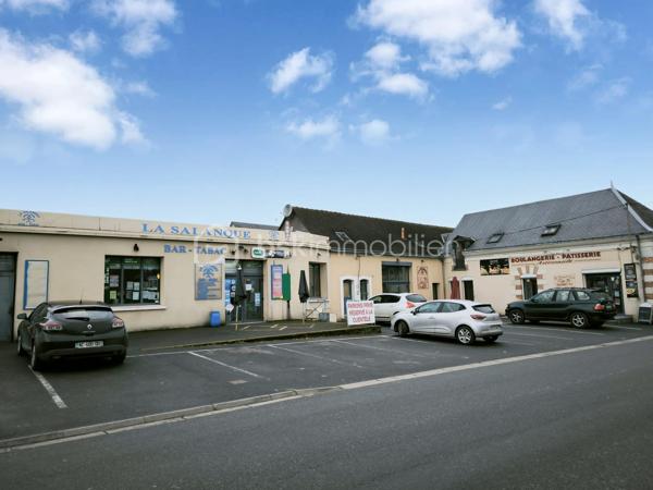 Géré avec sérieux à St Laurent en Gâtines, seulement 20 min de Tours, cet établissement BAR TABAC bénéficie d’une clientèle locale fidèle et d’une activité bien implantée, offrant une exploitation rentable au quotidien.

Le chiffre d’affaires régulier et stable depuis de nombreuses années confirme la solidité de l’exploitation et permet une reprise en toute sérénité pour tout porteur de projet. Le commerce développe son activité sur une surface d’environ 100 m², avec un agencement fonctionnel, permettant une prise en main immédiate. 

Emplacement : Commerce bénéficiant d’une bonne visibilité, d’un accès facile et d’un stationnement immédiat, favorisant la fréquentation quotidienne et la clientèle de passage.

Conditions d’exploitation actuelles :
Horaires : 7h00 – 19h00
Fermeture le mardi
Fermeture les samedi et dimanche après-midi
6 semaines de congés annuels

Ces éléments offrent une qualité de vie particulièrement appréciable, un véritable atout dans le secteur des bars-tabacs.

Une affaire idéale pour :
- un couple d’exploitants,
- une personne seule accompagnée d’un salarié,
- une première installation,
ou un professionnel souhaitant une activité stable avec potentiel de développement.

Des perspectives d’évolution restent possibles selon le projet : élargissement des horaires, animations, services complémentaires…

Dossier complet et informations financières disponibles sur demande préalable. 
Visites uniquement sur rendez-vous, dans le respect de la confidentialité.