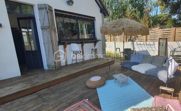 Découvrez cette ravissante maison, nichée dans un quartier paisible et familial, idéale pour profiter d'un cadre de vie harmonieux. L'équilibre entre tranquillité et proximité des commodités urbaines vous charmera.  Idéale pour les amoureux de maisons au charme rétro, mais sans travaux à prévoir, elle est prête à vous accueillir.  

Ce bien de 80 m² se compose au RDC, d'une belle pièce de vie de 34m2 avec son poêle, d'une cuisine de 14m2 avec un accès à une terrasse et d'une salle d'eau.
A l'étage, vous disposerez de deux grandes chambres dont une en mezzanine (possibilité d'ajouter une cloison).

Profitez pleinement des beaux jours grâce aux 2 terrasses bénéficiant d'une double exposition, idéales pour savourer chaque moment de la journée au soleil.
La proximité de la plage (5 minutes à pieds) est un véritable atout.

Un parking privatif et un abri de jardin viennent compléter ce bien.

Informations complémentaires : 
- possibilité d'extension
- double vitrage
- tout à l'égout

Ne perdez pas de temps, contactez moi pour organiser une visite.