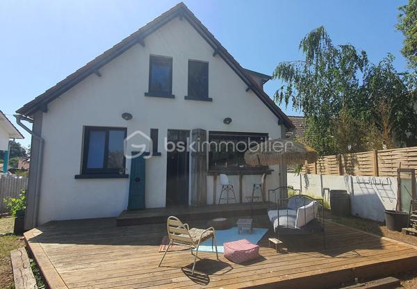 Découvrez cette ravissante maison, nichée dans un quartier paisible et familial, idéale pour profiter d'un cadre de vie harmonieux. L'équilibre entre tranquillité et proximité des commodités urbaines vous charmera.  Idéale pour les amoureux de maisons au charme rétro, mais sans travaux à prévoir, elle est prête à vous accueillir.  

Ce bien de 80 m² se compose au RDC, d'une belle pièce de vie de 34m2 avec son poêle, d'une cuisine de 14m2 avec un accès à une terrasse et d'une salle d'eau.
A l'étage, vous disposerez de deux grandes chambres dont une en mezzanine (possibilité d'ajouter une cloison).

Profitez pleinement des beaux jours grâce aux 2 terrasses bénéficiant d'une double exposition, idéales pour savourer chaque moment de la journée au soleil.
La proximité de la plage (5 minutes à pieds) est un véritable atout.

Un parking privatif et un abri de jardin viennent compléter ce bien.

Informations complémentaires : 
- possibilité d'extension
- double vitrage
- tout à l'égout

Ne perdez pas de temps, contactez moi pour organiser une visite.