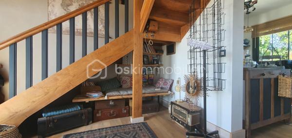 Découvrez cette ravissante maison, nichée dans un quartier paisible et familial, idéale pour profiter d'un cadre de vie harmonieux. L'équilibre entre tranquillité et proximité des commodités urbaines vous charmera.  Idéale pour les amoureux de maisons au charme rétro, mais sans travaux à prévoir, elle est prête à vous accueillir.  

Ce bien de 80 m² se compose au RDC, d'une belle pièce de vie de 34m2 avec son poêle, d'une cuisine de 14m2 avec un accès à une terrasse et d'une salle d'eau.
A l'étage, vous disposerez de deux grandes chambres dont une en mezzanine (possibilité d'ajouter une cloison).

Profitez pleinement des beaux jours grâce aux 2 terrasses bénéficiant d'une double exposition, idéales pour savourer chaque moment de la journée au soleil.
La proximité de la plage (5 minutes à pieds) est un véritable atout.

Un parking privatif et un abri de jardin viennent compléter ce bien.

Informations complémentaires : 
- possibilité d'extension
- double vitrage
- tout à l'égout

Ne perdez pas de temps, contactez moi pour organiser une visite.