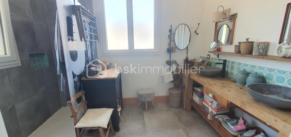 Découvrez cette ravissante maison, nichée dans un quartier paisible et familial, idéale pour profiter d'un cadre de vie harmonieux. L'équilibre entre tranquillité et proximité des commodités urbaines vous charmera.  Idéale pour les amoureux de maisons au charme rétro, mais sans travaux à prévoir, elle est prête à vous accueillir.  

Ce bien de 80 m² se compose au RDC, d'une belle pièce de vie de 34m2 avec son poêle, d'une cuisine de 14m2 avec un accès à une terrasse et d'une salle d'eau.
A l'étage, vous disposerez de deux grandes chambres dont une en mezzanine (possibilité d'ajouter une cloison).

Profitez pleinement des beaux jours grâce aux 2 terrasses bénéficiant d'une double exposition, idéales pour savourer chaque moment de la journée au soleil.
La proximité de la plage (5 minutes à pieds) est un véritable atout.

Un parking privatif et un abri de jardin viennent compléter ce bien.

Informations complémentaires : 
- possibilité d'extension
- double vitrage
- tout à l'égout

Ne perdez pas de temps, contactez moi pour organiser une visite.