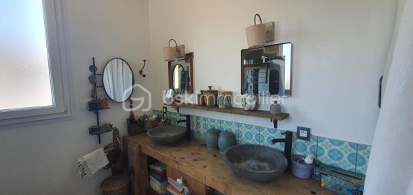 Découvrez cette ravissante maison, nichée dans un quartier paisible et familial, idéale pour profiter d'un cadre de vie harmonieux. L'équilibre entre tranquillité et proximité des commodités urbaines vous charmera.  Idéale pour les amoureux de maisons au charme rétro, mais sans travaux à prévoir, elle est prête à vous accueillir.  

Ce bien de 80 m² se compose au RDC, d'une belle pièce de vie de 34m2 avec son poêle, d'une cuisine de 14m2 avec un accès à une terrasse et d'une salle d'eau.
A l'étage, vous disposerez de deux grandes chambres dont une en mezzanine (possibilité d'ajouter une cloison).

Profitez pleinement des beaux jours grâce aux 2 terrasses bénéficiant d'une double exposition, idéales pour savourer chaque moment de la journée au soleil.
La proximité de la plage (5 minutes à pieds) est un véritable atout.

Un parking privatif et un abri de jardin viennent compléter ce bien.

Informations complémentaires : 
- possibilité d'extension
- double vitrage
- tout à l'égout

Ne perdez pas de temps, contactez moi pour organiser une visite.