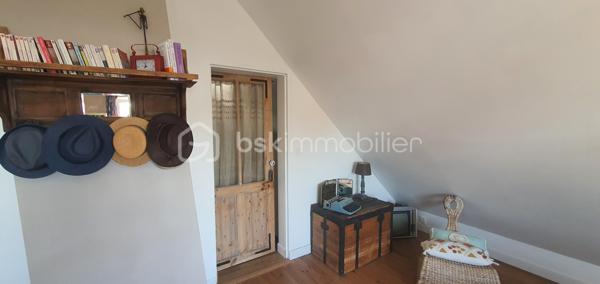 Découvrez cette ravissante maison, nichée dans un quartier paisible et familial, idéale pour profiter d'un cadre de vie harmonieux. L'équilibre entre tranquillité et proximité des commodités urbaines vous charmera.  Idéale pour les amoureux de maisons au charme rétro, mais sans travaux à prévoir, elle est prête à vous accueillir.  

Ce bien de 80 m² se compose au RDC, d'une belle pièce de vie de 34m2 avec son poêle, d'une cuisine de 14m2 avec un accès à une terrasse et d'une salle d'eau.
A l'étage, vous disposerez de deux grandes chambres dont une en mezzanine (possibilité d'ajouter une cloison).

Profitez pleinement des beaux jours grâce aux 2 terrasses bénéficiant d'une double exposition, idéales pour savourer chaque moment de la journée au soleil.
La proximité de la plage (5 minutes à pieds) est un véritable atout.

Un parking privatif et un abri de jardin viennent compléter ce bien.

Informations complémentaires : 
- possibilité d'extension
- double vitrage
- tout à l'égout

Ne perdez pas de temps, contactez moi pour organiser une visite.