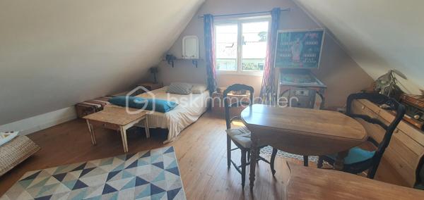 Découvrez cette ravissante maison, nichée dans un quartier paisible et familial, idéale pour profiter d'un cadre de vie harmonieux. L'équilibre entre tranquillité et proximité des commodités urbaines vous charmera.  Idéale pour les amoureux de maisons au charme rétro, mais sans travaux à prévoir, elle est prête à vous accueillir.  

Ce bien de 80 m² se compose au RDC, d'une belle pièce de vie de 34m2 avec son poêle, d'une cuisine de 14m2 avec un accès à une terrasse et d'une salle d'eau.
A l'étage, vous disposerez de deux grandes chambres dont une en mezzanine (possibilité d'ajouter une cloison).

Profitez pleinement des beaux jours grâce aux 2 terrasses bénéficiant d'une double exposition, idéales pour savourer chaque moment de la journée au soleil.
La proximité de la plage (5 minutes à pieds) est un véritable atout.

Un parking privatif et un abri de jardin viennent compléter ce bien.

Informations complémentaires : 
- possibilité d'extension
- double vitrage
- tout à l'égout

Ne perdez pas de temps, contactez moi pour organiser une visite.