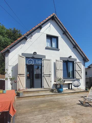 Découvrez cette ravissante maison, nichée dans un quartier paisible et familial, idéale pour profiter d'un cadre de vie harmonieux. L'équilibre entre tranquillité et proximité des commodités urbaines vous charmera.  Idéale pour les amoureux de maisons au charme rétro, mais sans travaux à prévoir, elle est prête à vous accueillir.  

Ce bien de 80 m² se compose au RDC, d'une belle pièce de vie de 34m2 avec son poêle, d'une cuisine de 14m2 avec un accès à une terrasse et d'une salle d'eau.
A l'étage, vous disposerez de deux grandes chambres dont une en mezzanine (possibilité d'ajouter une cloison).

Profitez pleinement des beaux jours grâce aux 2 terrasses bénéficiant d'une double exposition, idéales pour savourer chaque moment de la journée au soleil.
La proximité de la plage (5 minutes à pieds) est un véritable atout.

Un parking privatif et un abri de jardin viennent compléter ce bien.

Informations complémentaires : 
- possibilité d'extension
- double vitrage
- tout à l'égout

Ne perdez pas de temps, contactez moi pour organiser une visite.
