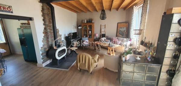 Découvrez cette ravissante maison, nichée dans un quartier paisible et familial, idéale pour profiter d'un cadre de vie harmonieux. L'équilibre entre tranquillité et proximité des commodités urbaines vous charmera.  Idéale pour les amoureux de maisons au charme rétro, mais sans travaux à prévoir, elle est prête à vous accueillir.  

Ce bien de 80 m² se compose au RDC, d'une belle pièce de vie de 34m2 avec son poêle, d'une cuisine de 14m2 avec un accès à une terrasse et d'une salle d'eau.
A l'étage, vous disposerez de deux grandes chambres dont une en mezzanine (possibilité d'ajouter une cloison).

Profitez pleinement des beaux jours grâce aux 2 terrasses bénéficiant d'une double exposition, idéales pour savourer chaque moment de la journée au soleil.
La proximité de la plage (5 minutes à pieds) est un véritable atout.

Un parking privatif et un abri de jardin viennent compléter ce bien.

Informations complémentaires : 
- possibilité d'extension
- double vitrage
- tout à l'égout

Ne perdez pas de temps, contactez moi pour organiser une visite.