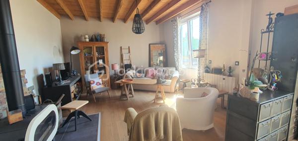 Découvrez cette ravissante maison, nichée dans un quartier paisible et familial, idéale pour profiter d'un cadre de vie harmonieux. L'équilibre entre tranquillité et proximité des commodités urbaines vous charmera.  Idéale pour les amoureux de maisons au charme rétro, mais sans travaux à prévoir, elle est prête à vous accueillir.  

Ce bien de 80 m² se compose au RDC, d'une belle pièce de vie de 34m2 avec son poêle, d'une cuisine de 14m2 avec un accès à une terrasse et d'une salle d'eau.
A l'étage, vous disposerez de deux grandes chambres dont une en mezzanine (possibilité d'ajouter une cloison).

Profitez pleinement des beaux jours grâce aux 2 terrasses bénéficiant d'une double exposition, idéales pour savourer chaque moment de la journée au soleil.
La proximité de la plage (5 minutes à pieds) est un véritable atout.

Un parking privatif et un abri de jardin viennent compléter ce bien.

Informations complémentaires : 
- possibilité d'extension
- double vitrage
- tout à l'égout

Ne perdez pas de temps, contactez moi pour organiser une visite.