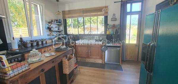 Découvrez cette ravissante maison, nichée dans un quartier paisible et familial, idéale pour profiter d'un cadre de vie harmonieux. L'équilibre entre tranquillité et proximité des commodités urbaines vous charmera.  Idéale pour les amoureux de maisons au charme rétro, mais sans travaux à prévoir, elle est prête à vous accueillir.  

Ce bien de 80 m² se compose au RDC, d'une belle pièce de vie de 34m2 avec son poêle, d'une cuisine de 14m2 avec un accès à une terrasse et d'une salle d'eau.
A l'étage, vous disposerez de deux grandes chambres dont une en mezzanine (possibilité d'ajouter une cloison).

Profitez pleinement des beaux jours grâce aux 2 terrasses bénéficiant d'une double exposition, idéales pour savourer chaque moment de la journée au soleil.
La proximité de la plage (5 minutes à pieds) est un véritable atout.

Un parking privatif et un abri de jardin viennent compléter ce bien.

Informations complémentaires : 
- possibilité d'extension
- double vitrage
- tout à l'égout

Ne perdez pas de temps, contactez moi pour organiser une visite.