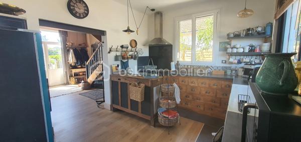 Découvrez cette ravissante maison, nichée dans un quartier paisible et familial, idéale pour profiter d'un cadre de vie harmonieux. L'équilibre entre tranquillité et proximité des commodités urbaines vous charmera.  Idéale pour les amoureux de maisons au charme rétro, mais sans travaux à prévoir, elle est prête à vous accueillir.  

Ce bien de 80 m² se compose au RDC, d'une belle pièce de vie de 34m2 avec son poêle, d'une cuisine de 14m2 avec un accès à une terrasse et d'une salle d'eau.
A l'étage, vous disposerez de deux grandes chambres dont une en mezzanine (possibilité d'ajouter une cloison).

Profitez pleinement des beaux jours grâce aux 2 terrasses bénéficiant d'une double exposition, idéales pour savourer chaque moment de la journée au soleil.
La proximité de la plage (5 minutes à pieds) est un véritable atout.

Un parking privatif et un abri de jardin viennent compléter ce bien.

Informations complémentaires : 
- possibilité d'extension
- double vitrage
- tout à l'égout

Ne perdez pas de temps, contactez moi pour organiser une visite.