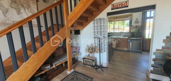 Découvrez cette ravissante maison, nichée dans un quartier paisible et familial, idéale pour profiter d'un cadre de vie harmonieux. L'équilibre entre tranquillité et proximité des commodités urbaines vous charmera.  Idéale pour les amoureux de maisons au charme rétro, mais sans travaux à prévoir, elle est prête à vous accueillir.  

Ce bien de 80 m² se compose au RDC, d'une belle pièce de vie de 34m2 avec son poêle, d'une cuisine de 14m2 avec un accès à une terrasse et d'une salle d'eau.
A l'étage, vous disposerez de deux grandes chambres dont une en mezzanine (possibilité d'ajouter une cloison).

Profitez pleinement des beaux jours grâce aux 2 terrasses bénéficiant d'une double exposition, idéales pour savourer chaque moment de la journée au soleil.
La proximité de la plage (5 minutes à pieds) est un véritable atout.

Un parking privatif et un abri de jardin viennent compléter ce bien.

Informations complémentaires : 
- possibilité d'extension
- double vitrage
- tout à l'égout

Ne perdez pas de temps, contactez moi pour organiser une visite.