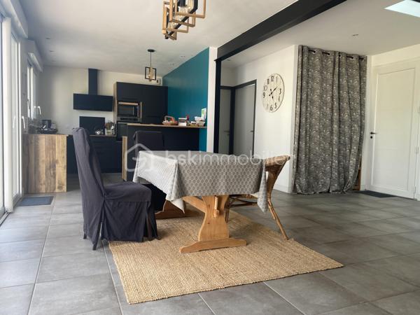 Nichée dans la verdure, à quelques minutes de la plage de Morgat.

Maison de 133 m2 composée, au rdc  : cuisine aménagée et équipée ouverte sur la salle à manger, salon avec cheminée, chambre parentale, dressing, une buanderie, cellier, wc.

La vie de plain-pieds en possible, une rampe permet d’accéder à la maison par la terrasse.

A l'étage, deux chambres, mezzanine et salle d'eau, wc.

 Un appartement indépendant de 47 m². Les travaux d’un studio supplémentaires sont à terminer.

Hangars pour environ 360 m²

Assainissement aux normes.

Bien rare sur le secteur — visite recommandée sans tarder. N’hésitez pas à me contacter pour toutes informations !
