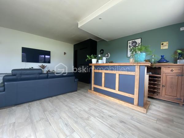 Nichée dans la verdure, à quelques minutes de la plage de Morgat.

Maison de 133 m2 composée, au rdc  : cuisine aménagée et équipée ouverte sur la salle à manger, salon avec cheminée, chambre parentale, dressing, une buanderie, cellier, wc.

La vie de plain-pieds en possible, une rampe permet d’accéder à la maison par la terrasse.

A l'étage, deux chambres, mezzanine et salle d'eau, wc.

 Un appartement indépendant de 47 m². Les travaux d’un studio supplémentaires sont à terminer.

Hangars pour environ 360 m²

Assainissement aux normes.

Bien rare sur le secteur — visite recommandée sans tarder. N’hésitez pas à me contacter pour toutes informations !