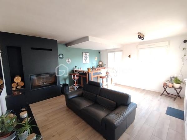 Nichée dans la verdure, à quelques minutes de la plage de Morgat.

Maison de 133 m2 composée, au rdc  : cuisine aménagée et équipée ouverte sur la salle à manger, salon avec cheminée, chambre parentale, dressing, une buanderie, cellier, wc.

La vie de plain-pieds en possible, une rampe permet d’accéder à la maison par la terrasse.

A l'étage, deux chambres, mezzanine et salle d'eau, wc.

 Un appartement indépendant de 47 m². Les travaux d’un studio supplémentaires sont à terminer.

Hangars pour environ 360 m²

Assainissement aux normes.

Bien rare sur le secteur — visite recommandée sans tarder. N’hésitez pas à me contacter pour toutes informations !