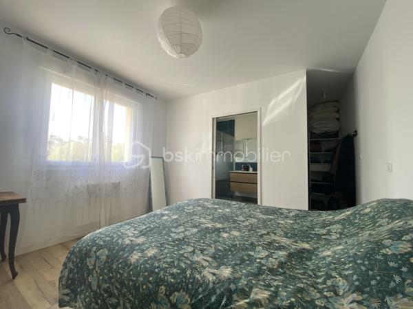 Nichée dans la verdure, à quelques minutes de la plage de Morgat.

Maison de 133 m2 composée, au rdc  : cuisine aménagée et équipée ouverte sur la salle à manger, salon avec cheminée, chambre parentale, dressing, une buanderie, cellier, wc.

La vie de plain-pieds en possible, une rampe permet d’accéder à la maison par la terrasse.

A l'étage, deux chambres, mezzanine et salle d'eau, wc.

 Un appartement indépendant de 47 m². Les travaux d’un studio supplémentaires sont à terminer.

Hangars pour environ 360 m²

Assainissement aux normes.

Bien rare sur le secteur — visite recommandée sans tarder. N’hésitez pas à me contacter pour toutes informations !