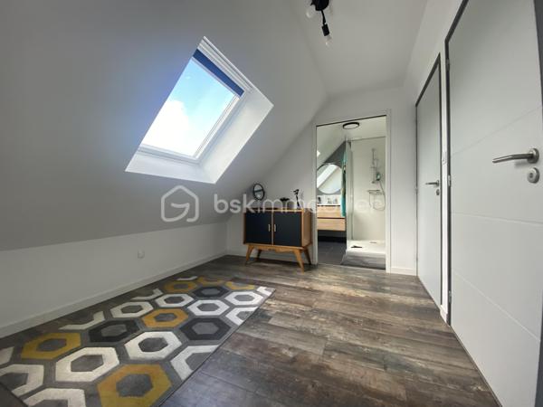 Nichée dans la verdure, à quelques minutes de la plage de Morgat.

Maison de 133 m2 composée, au rdc  : cuisine aménagée et équipée ouverte sur la salle à manger, salon avec cheminée, chambre parentale, dressing, une buanderie, cellier, wc.

La vie de plain-pieds en possible, une rampe permet d’accéder à la maison par la terrasse.

A l'étage, deux chambres, mezzanine et salle d'eau, wc.

 Un appartement indépendant de 47 m². Les travaux d’un studio supplémentaires sont à terminer.

Hangars pour environ 360 m²

Assainissement aux normes.

Bien rare sur le secteur — visite recommandée sans tarder. N’hésitez pas à me contacter pour toutes informations !