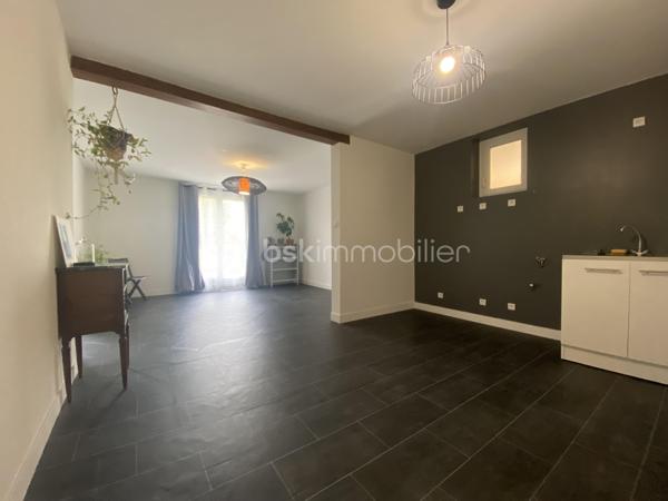 Nichée dans la verdure, à quelques minutes de la plage de Morgat.

Maison de 133 m2 composée, au rdc  : cuisine aménagée et équipée ouverte sur la salle à manger, salon avec cheminée, chambre parentale, dressing, une buanderie, cellier, wc.

La vie de plain-pieds en possible, une rampe permet d’accéder à la maison par la terrasse.

A l'étage, deux chambres, mezzanine et salle d'eau, wc.

 Un appartement indépendant de 47 m². Les travaux d’un studio supplémentaires sont à terminer.

Hangars pour environ 360 m²

Assainissement aux normes.

Bien rare sur le secteur — visite recommandée sans tarder. N’hésitez pas à me contacter pour toutes informations !