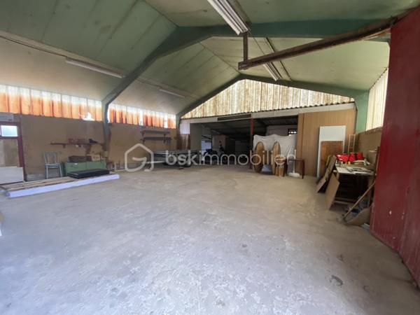 Nichée dans la verdure, à quelques minutes de la plage de Morgat.

Maison de 133 m2 composée, au rdc  : cuisine aménagée et équipée ouverte sur la salle à manger, salon avec cheminée, chambre parentale, dressing, une buanderie, cellier, wc.

La vie de plain-pieds en possible, une rampe permet d’accéder à la maison par la terrasse.

A l'étage, deux chambres, mezzanine et salle d'eau, wc.

 Un appartement indépendant de 47 m². Les travaux d’un studio supplémentaires sont à terminer.

Hangars pour environ 360 m²

Assainissement aux normes.

Bien rare sur le secteur — visite recommandée sans tarder. N’hésitez pas à me contacter pour toutes informations !