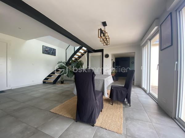 Nichée dans la verdure, à quelques minutes de la plage de Morgat.

Maison de 133 m2 composée, au rdc  : cuisine aménagée et équipée ouverte sur la salle à manger, salon avec cheminée, chambre parentale, dressing, une buanderie, cellier, wc.

La vie de plain-pieds en possible, une rampe permet d’accéder à la maison par la terrasse.

A l'étage, deux chambres, mezzanine et salle d'eau, wc.

 Un appartement indépendant de 47 m². Les travaux d’un studio supplémentaires sont à terminer.

Hangars pour environ 360 m²

Assainissement aux normes.

Bien rare sur le secteur — visite recommandée sans tarder. N’hésitez pas à me contacter pour toutes informations !