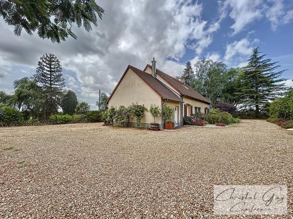 Maison traditionnelle 144 m² à vendre à Écommoy (72) – 1 hectare de terrain, vie de plain-pied, dépendances, proche gare et commerces