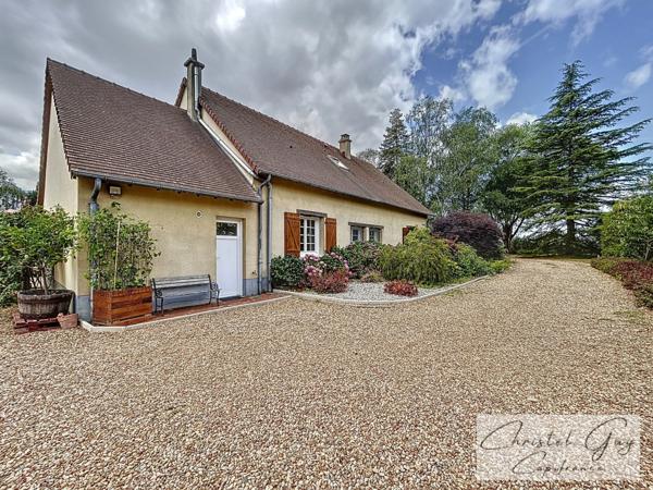 Maison traditionnelle 144 m² à vendre à Écommoy (72) – 1 hectare de terrain, vie de plain-pied, dépendances, proche gare et commerces