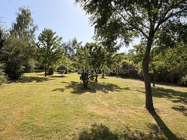 Rare à la vente, cet atelier d'artiste aménagé en maison d'habitation offre un beau potentiel à ses futurs propriétaires. 
Amoureux du bois et de la nature, ce "chalet" est fait pour vous ! Contrairement à ce que l'on pourrait penser, la structure de la maison n'est pas en bois mais en parpaing et a été enduite à la chaux. Ensuite un bardage bois a été posé. 
S'il reste aujourd'hui un atelier de peinture de 28m2 dans lequel vous pourriez aisément aussi y faire un bureau, une salle de sport, une salle de jeux ou un garage, 105m2 sont prêts à accueillir votre famille. 
Nous commencerons la visite par la pièce de vie de 45m2 qui comprend le salon-séjour et la cuisine. Une magnifique véranda chauffée "jardin d'hiver" complète cette maison, idéale pour y installer une grande table familiale ou encore un salon. 
Nous poursuivrons la visite du rez-de-chaussée avec une salle d'eau de 6m2, une chambre de 11m2. 
A l'étage, deux chambres de 12m2 au sol dont une donne accès à la "tour". 
Le mode de chauffage principal est un poêle à bois et radiateurs électriques dans la véranda et l'atelier. La maison consomme peu, le DPE est en C. 
Toutes les menuiseries sont en double vitrage. 
Coté rangement, belle surprise avec le sous-sol de 75m2, vous pourrez y stocker vélos, motos, outils et aisément un coin bricolage si vous le souhaitez. Pas de voiture possible. 
Une microstation a été installée. La toiture est en bac acier. 
Coté extérieur, vous pourrez profitez sans aucun vis à vis de la parcelle de 3300m2 partiellement close et joliment arborée et agrémentée tant par ses terrasses bois que par le bassin à poissons avec sa fontaine. 
Vous aimez le jardin, deux serres sont en place. 
La maison se situe aux portes de la Bretagne, à deux minutes de l'axe Laval-Rennes. 
Alors vous aussi vous aimez cette maison-atelier ? Appelez-moi pour plus de renseignements et peut-être fixer une visite !
