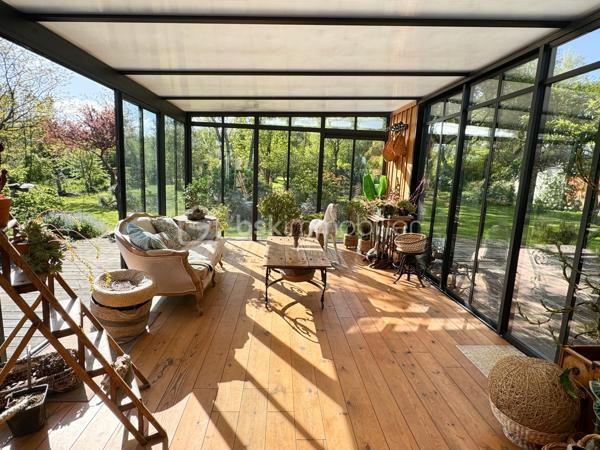 Rare à la vente, cet atelier d'artiste aménagé en maison d'habitation offre un beau potentiel à ses futurs propriétaires. 
Amoureux du bois et de la nature, ce "chalet" est fait pour vous ! Contrairement à ce que l'on pourrait penser, la structure de la maison n'est pas en bois mais en parpaing et a été enduite à la chaux. Ensuite un bardage bois a été posé. 
S'il reste aujourd'hui un atelier de peinture de 28m2 dans lequel vous pourriez aisément aussi y faire un bureau, une salle de sport, une salle de jeux ou un garage, 105m2 sont prêts à accueillir votre famille. 
Nous commencerons la visite par la pièce de vie de 45m2 qui comprend le salon-séjour et la cuisine. Une magnifique véranda chauffée "jardin d'hiver" complète cette maison, idéale pour y installer une grande table familiale ou encore un salon. 
Nous poursuivrons la visite du rez-de-chaussée avec une salle d'eau de 6m2, une chambre de 11m2. 
A l'étage, deux chambres de 12m2 au sol dont une donne accès à la "tour". 
Le mode de chauffage principal est un poêle à bois et radiateurs électriques dans la véranda et l'atelier. La maison consomme peu, le DPE est en C. 
Toutes les menuiseries sont en double vitrage. 
Coté rangement, belle surprise avec le sous-sol de 75m2, vous pourrez y stocker vélos, motos, outils et aisément un coin bricolage si vous le souhaitez. Pas de voiture possible. 
Une microstation a été installée. La toiture est en bac acier. 
Coté extérieur, vous pourrez profitez sans aucun vis à vis de la parcelle de 3300m2 partiellement close et joliment arborée et agrémentée tant par ses terrasses bois que par le bassin à poissons avec sa fontaine. 
Vous aimez le jardin, deux serres sont en place. 
La maison se situe aux portes de la Bretagne, à deux minutes de l'axe Laval-Rennes. 
Alors vous aussi vous aimez cette maison-atelier ? Appelez-moi pour plus de renseignements et peut-être fixer une visite !