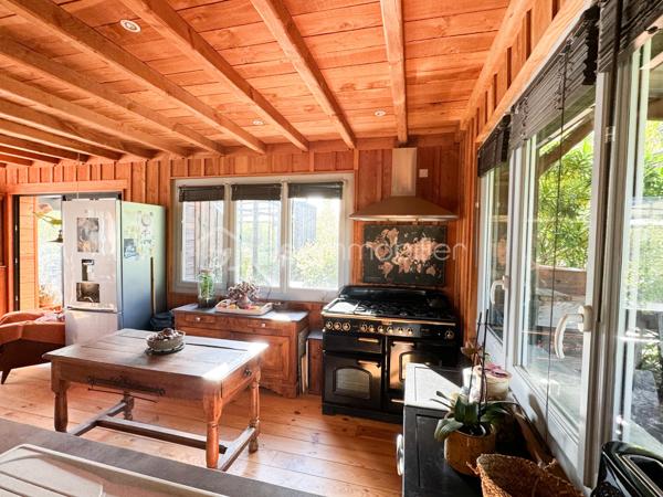 Rare à la vente, cet atelier d'artiste aménagé en maison d'habitation offre un beau potentiel à ses futurs propriétaires. 
Amoureux du bois et de la nature, ce "chalet" est fait pour vous ! Contrairement à ce que l'on pourrait penser, la structure de la maison n'est pas en bois mais en parpaing et a été enduite à la chaux. Ensuite un bardage bois a été posé. 
S'il reste aujourd'hui un atelier de peinture de 28m2 dans lequel vous pourriez aisément aussi y faire un bureau, une salle de sport, une salle de jeux ou un garage, 105m2 sont prêts à accueillir votre famille. 
Nous commencerons la visite par la pièce de vie de 45m2 qui comprend le salon-séjour et la cuisine. Une magnifique véranda chauffée "jardin d'hiver" complète cette maison, idéale pour y installer une grande table familiale ou encore un salon. 
Nous poursuivrons la visite du rez-de-chaussée avec une salle d'eau de 6m2, une chambre de 11m2. 
A l'étage, deux chambres de 12m2 au sol dont une donne accès à la "tour". 
Le mode de chauffage principal est un poêle à bois et radiateurs électriques dans la véranda et l'atelier. La maison consomme peu, le DPE est en C. 
Toutes les menuiseries sont en double vitrage. 
Coté rangement, belle surprise avec le sous-sol de 75m2, vous pourrez y stocker vélos, motos, outils et aisément un coin bricolage si vous le souhaitez. Pas de voiture possible. 
Une microstation a été installée. La toiture est en bac acier. 
Coté extérieur, vous pourrez profitez sans aucun vis à vis de la parcelle de 3300m2 partiellement close et joliment arborée et agrémentée tant par ses terrasses bois que par le bassin à poissons avec sa fontaine. 
Vous aimez le jardin, deux serres sont en place. 
La maison se situe aux portes de la Bretagne, à deux minutes de l'axe Laval-Rennes. 
Alors vous aussi vous aimez cette maison-atelier ? Appelez-moi pour plus de renseignements et peut-être fixer une visite !