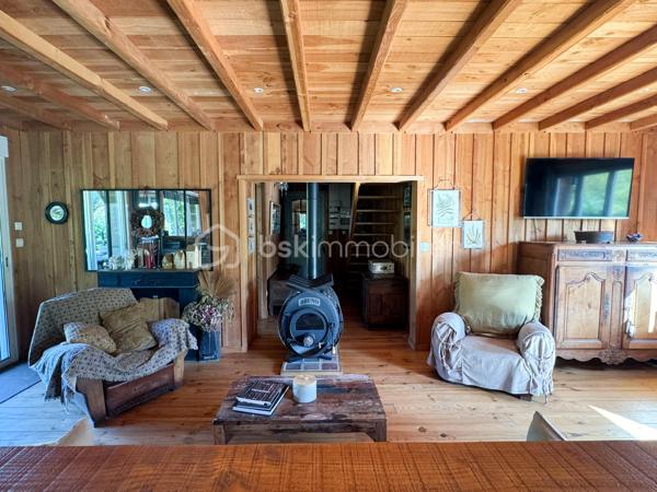 Rare à la vente, cet atelier d'artiste aménagé en maison d'habitation offre un beau potentiel à ses futurs propriétaires. 
Amoureux du bois et de la nature, ce "chalet" est fait pour vous ! Contrairement à ce que l'on pourrait penser, la structure de la maison n'est pas en bois mais en parpaing et a été enduite à la chaux. Ensuite un bardage bois a été posé. 
S'il reste aujourd'hui un atelier de peinture de 28m2 dans lequel vous pourriez aisément aussi y faire un bureau, une salle de sport, une salle de jeux ou un garage, 105m2 sont prêts à accueillir votre famille. 
Nous commencerons la visite par la pièce de vie de 45m2 qui comprend le salon-séjour et la cuisine. Une magnifique véranda chauffée "jardin d'hiver" complète cette maison, idéale pour y installer une grande table familiale ou encore un salon. 
Nous poursuivrons la visite du rez-de-chaussée avec une salle d'eau de 6m2, une chambre de 11m2. 
A l'étage, deux chambres de 12m2 au sol dont une donne accès à la "tour". 
Le mode de chauffage principal est un poêle à bois et radiateurs électriques dans la véranda et l'atelier. La maison consomme peu, le DPE est en C. 
Toutes les menuiseries sont en double vitrage. 
Coté rangement, belle surprise avec le sous-sol de 75m2, vous pourrez y stocker vélos, motos, outils et aisément un coin bricolage si vous le souhaitez. Pas de voiture possible. 
Une microstation a été installée. La toiture est en bac acier. 
Coté extérieur, vous pourrez profitez sans aucun vis à vis de la parcelle de 3300m2 partiellement close et joliment arborée et agrémentée tant par ses terrasses bois que par le bassin à poissons avec sa fontaine. 
Vous aimez le jardin, deux serres sont en place. 
La maison se situe aux portes de la Bretagne, à deux minutes de l'axe Laval-Rennes. 
Alors vous aussi vous aimez cette maison-atelier ? Appelez-moi pour plus de renseignements et peut-être fixer une visite !