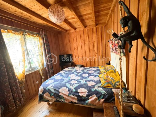 Rare à la vente, cet atelier d'artiste aménagé en maison d'habitation offre un beau potentiel à ses futurs propriétaires. 
Amoureux du bois et de la nature, ce "chalet" est fait pour vous ! Contrairement à ce que l'on pourrait penser, la structure de la maison n'est pas en bois mais en parpaing et a été enduite à la chaux. Ensuite un bardage bois a été posé. 
S'il reste aujourd'hui un atelier de peinture de 28m2 dans lequel vous pourriez aisément aussi y faire un bureau, une salle de sport, une salle de jeux ou un garage, 105m2 sont prêts à accueillir votre famille. 
Nous commencerons la visite par la pièce de vie de 45m2 qui comprend le salon-séjour et la cuisine. Une magnifique véranda chauffée "jardin d'hiver" complète cette maison, idéale pour y installer une grande table familiale ou encore un salon. 
Nous poursuivrons la visite du rez-de-chaussée avec une salle d'eau de 6m2, une chambre de 11m2. 
A l'étage, deux chambres de 12m2 au sol dont une donne accès à la "tour". 
Le mode de chauffage principal est un poêle à bois et radiateurs électriques dans la véranda et l'atelier. La maison consomme peu, le DPE est en C. 
Toutes les menuiseries sont en double vitrage. 
Coté rangement, belle surprise avec le sous-sol de 75m2, vous pourrez y stocker vélos, motos, outils et aisément un coin bricolage si vous le souhaitez. Pas de voiture possible. 
Une microstation a été installée. La toiture est en bac acier. 
Coté extérieur, vous pourrez profitez sans aucun vis à vis de la parcelle de 3300m2 partiellement close et joliment arborée et agrémentée tant par ses terrasses bois que par le bassin à poissons avec sa fontaine. 
Vous aimez le jardin, deux serres sont en place. 
La maison se situe aux portes de la Bretagne, à deux minutes de l'axe Laval-Rennes. 
Alors vous aussi vous aimez cette maison-atelier ? Appelez-moi pour plus de renseignements et peut-être fixer une visite !