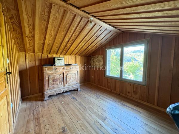 Rare à la vente, cet atelier d'artiste aménagé en maison d'habitation offre un beau potentiel à ses futurs propriétaires. 
Amoureux du bois et de la nature, ce "chalet" est fait pour vous ! Contrairement à ce que l'on pourrait penser, la structure de la maison n'est pas en bois mais en parpaing et a été enduite à la chaux. Ensuite un bardage bois a été posé. 
S'il reste aujourd'hui un atelier de peinture de 28m2 dans lequel vous pourriez aisément aussi y faire un bureau, une salle de sport, une salle de jeux ou un garage, 105m2 sont prêts à accueillir votre famille. 
Nous commencerons la visite par la pièce de vie de 45m2 qui comprend le salon-séjour et la cuisine. Une magnifique véranda chauffée "jardin d'hiver" complète cette maison, idéale pour y installer une grande table familiale ou encore un salon. 
Nous poursuivrons la visite du rez-de-chaussée avec une salle d'eau de 6m2, une chambre de 11m2. 
A l'étage, deux chambres de 12m2 au sol dont une donne accès à la "tour". 
Le mode de chauffage principal est un poêle à bois et radiateurs électriques dans la véranda et l'atelier. La maison consomme peu, le DPE est en C. 
Toutes les menuiseries sont en double vitrage. 
Coté rangement, belle surprise avec le sous-sol de 75m2, vous pourrez y stocker vélos, motos, outils et aisément un coin bricolage si vous le souhaitez. Pas de voiture possible. 
Une microstation a été installée. La toiture est en bac acier. 
Coté extérieur, vous pourrez profitez sans aucun vis à vis de la parcelle de 3300m2 partiellement close et joliment arborée et agrémentée tant par ses terrasses bois que par le bassin à poissons avec sa fontaine. 
Vous aimez le jardin, deux serres sont en place. 
La maison se situe aux portes de la Bretagne, à deux minutes de l'axe Laval-Rennes. 
Alors vous aussi vous aimez cette maison-atelier ? Appelez-moi pour plus de renseignements et peut-être fixer une visite !