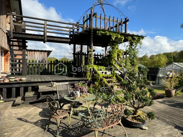 Rare à la vente, cet atelier d'artiste aménagé en maison d'habitation offre un beau potentiel à ses futurs propriétaires. 
Amoureux du bois et de la nature, ce "chalet" est fait pour vous ! Contrairement à ce que l'on pourrait penser, la structure de la maison n'est pas en bois mais en parpaing et a été enduite à la chaux. Ensuite un bardage bois a été posé. 
S'il reste aujourd'hui un atelier de peinture de 28m2 dans lequel vous pourriez aisément aussi y faire un bureau, une salle de sport, une salle de jeux ou un garage, 105m2 sont prêts à accueillir votre famille. 
Nous commencerons la visite par la pièce de vie de 45m2 qui comprend le salon-séjour et la cuisine. Une magnifique véranda chauffée "jardin d'hiver" complète cette maison, idéale pour y installer une grande table familiale ou encore un salon. 
Nous poursuivrons la visite du rez-de-chaussée avec une salle d'eau de 6m2, une chambre de 11m2. 
A l'étage, deux chambres de 12m2 au sol dont une donne accès à la "tour". 
Le mode de chauffage principal est un poêle à bois et radiateurs électriques dans la véranda et l'atelier. La maison consomme peu, le DPE est en C. 
Toutes les menuiseries sont en double vitrage. 
Coté rangement, belle surprise avec le sous-sol de 75m2, vous pourrez y stocker vélos, motos, outils et aisément un coin bricolage si vous le souhaitez. Pas de voiture possible. 
Une microstation a été installée. La toiture est en bac acier. 
Coté extérieur, vous pourrez profitez sans aucun vis à vis de la parcelle de 3300m2 partiellement close et joliment arborée et agrémentée tant par ses terrasses bois que par le bassin à poissons avec sa fontaine. 
Vous aimez le jardin, deux serres sont en place. 
La maison se situe aux portes de la Bretagne, à deux minutes de l'axe Laval-Rennes. 
Alors vous aussi vous aimez cette maison-atelier ? Appelez-moi pour plus de renseignements et peut-être fixer une visite !