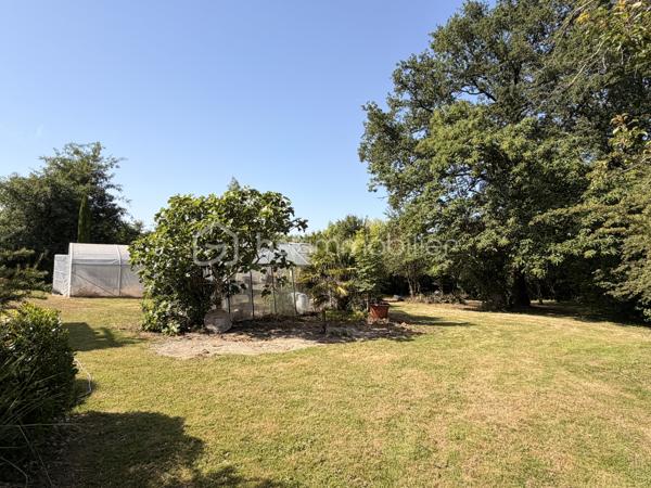 Rare à la vente, cet atelier d'artiste aménagé en maison d'habitation offre un beau potentiel à ses futurs propriétaires. 
Amoureux du bois et de la nature, ce "chalet" est fait pour vous ! Contrairement à ce que l'on pourrait penser, la structure de la maison n'est pas en bois mais en parpaing et a été enduite à la chaux. Ensuite un bardage bois a été posé. 
S'il reste aujourd'hui un atelier de peinture de 28m2 dans lequel vous pourriez aisément aussi y faire un bureau, une salle de sport, une salle de jeux ou un garage, 105m2 sont prêts à accueillir votre famille. 
Nous commencerons la visite par la pièce de vie de 45m2 qui comprend le salon-séjour et la cuisine. Une magnifique véranda chauffée "jardin d'hiver" complète cette maison, idéale pour y installer une grande table familiale ou encore un salon. 
Nous poursuivrons la visite du rez-de-chaussée avec une salle d'eau de 6m2, une chambre de 11m2. 
A l'étage, deux chambres de 12m2 au sol dont une donne accès à la "tour". 
Le mode de chauffage principal est un poêle à bois et radiateurs électriques dans la véranda et l'atelier. La maison consomme peu, le DPE est en C. 
Toutes les menuiseries sont en double vitrage. 
Coté rangement, belle surprise avec le sous-sol de 75m2, vous pourrez y stocker vélos, motos, outils et aisément un coin bricolage si vous le souhaitez. Pas de voiture possible. 
Une microstation a été installée. La toiture est en bac acier. 
Coté extérieur, vous pourrez profitez sans aucun vis à vis de la parcelle de 3300m2 partiellement close et joliment arborée et agrémentée tant par ses terrasses bois que par le bassin à poissons avec sa fontaine. 
Vous aimez le jardin, deux serres sont en place. 
La maison se situe aux portes de la Bretagne, à deux minutes de l'axe Laval-Rennes. 
Alors vous aussi vous aimez cette maison-atelier ? Appelez-moi pour plus de renseignements et peut-être fixer une visite !