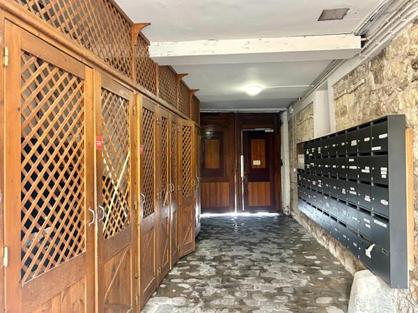 Paris - Rue Mouffetard  - Studio de 18,90 m2 - Dernier étage