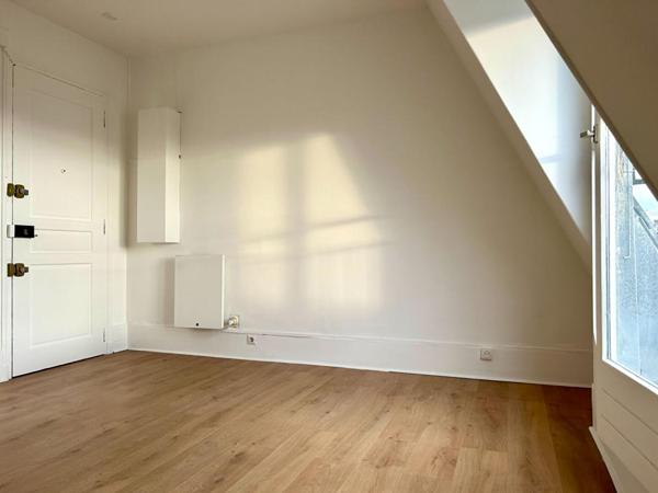 Paris - Rue Mouffetard  - Studio de 18,90 m2 - Dernier étage
