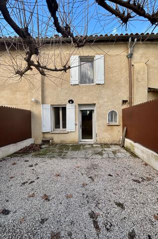 GRAVESON - MAISON 3 PIECES - JARDIN - PARKING - EAU ELECTRICITE COMPRISES