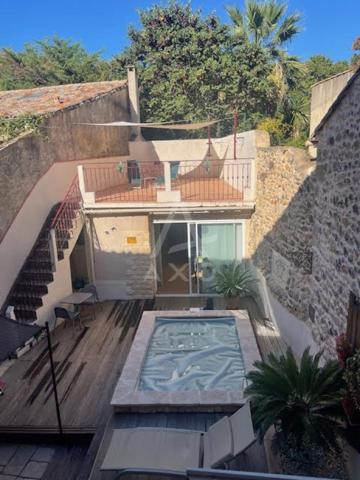 MAISON DE VILLAGE ENV 138 M² AU CHARME FOU: GITEenv 85M² + STUDIO et DEPENDANCE GARAGE BASSIN