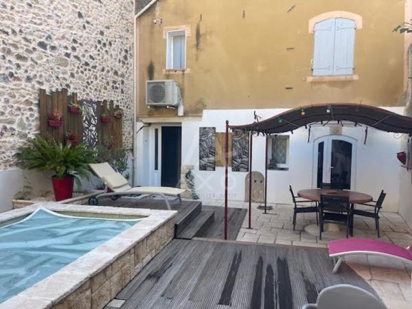 MAISON DE VILLAGE ENV 138 M² AU CHARME FOU: GITEenv 85M² + STUDIO et DEPENDANCE GARAGE BASSIN