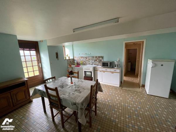 En campagne, commune de MELLERAY LA VALLEE, maison en pierres comprenant : 
- Au rez-de-chauss...