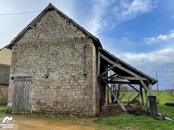 En campagne, commune de MELLERAY LA VALLEE, maison en pierres comprenant : 
- Au rez-de-chauss...