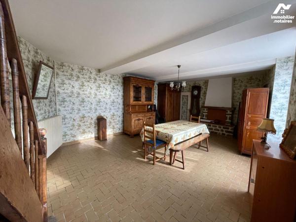 En campagne, commune de MELLERAY LA VALLEE, maison en pierres comprenant : 
- Au rez-de-chauss...