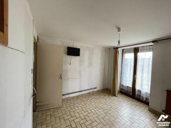 En campagne, commune de MELLERAY LA VALLEE, maison en pierres comprenant : 
- Au rez-de-chauss...