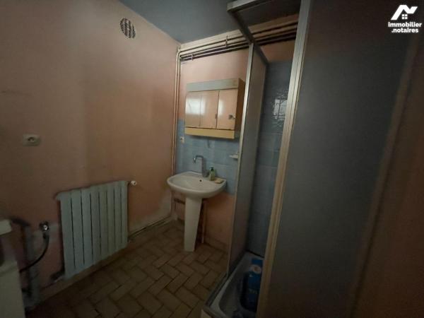 En campagne, commune de MELLERAY LA VALLEE, maison en pierres comprenant : 
- Au rez-de-chauss...