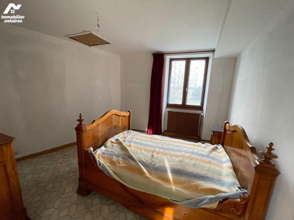 En campagne, commune de MELLERAY LA VALLEE, maison en pierres comprenant : 
- Au rez-de-chauss...