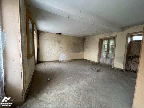 En campagne, commune de MELLERAY LA VALLEE, maison en pierres comprenant : 
- Au rez-de-chauss...