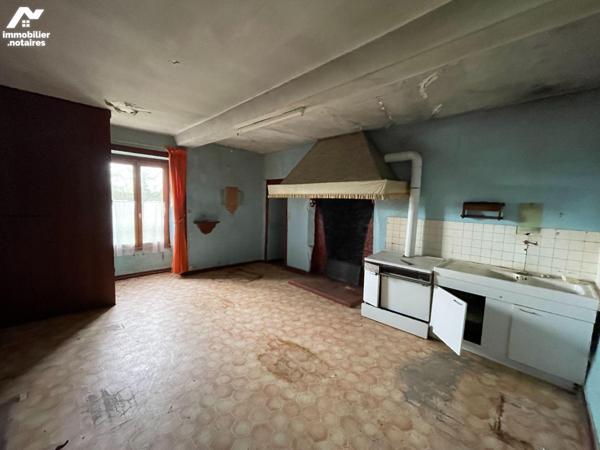 En campagne, commune de MELLERAY LA VALLEE, maison en pierres comprenant : 
- Au rez-de-chauss...