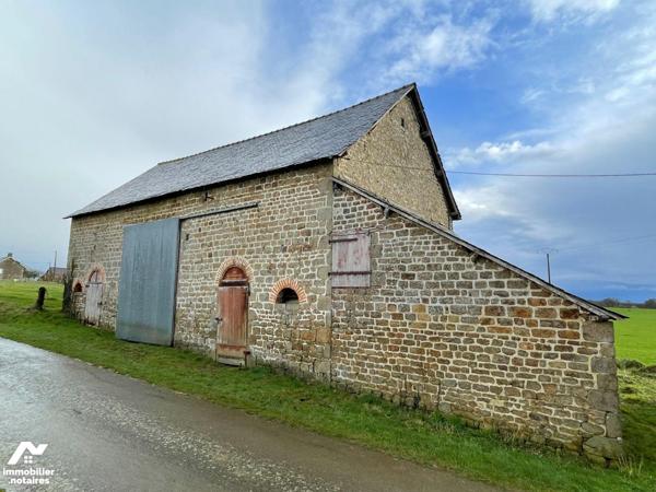 En campagne, commune de MELLERAY LA VALLEE, maison en pierres comprenant : 
- Au rez-de-chauss...
