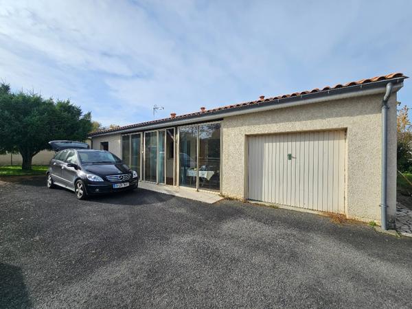 Plain-pied à vendre Roullet Saint Estephe 2 chambres et 1 bureau 90 m2 garage