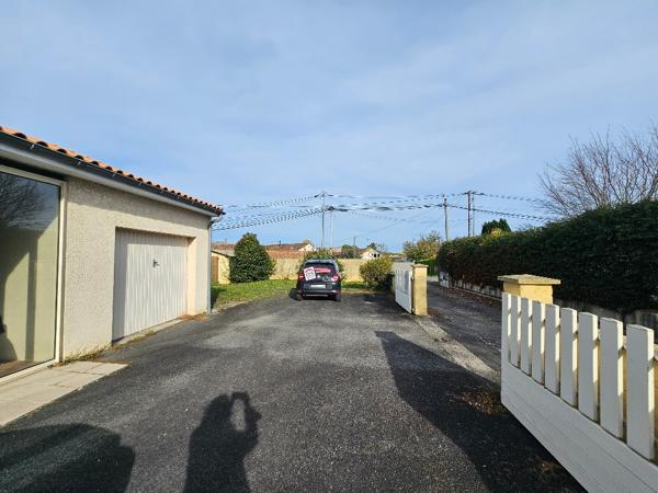 Plain-pied à vendre Roullet Saint Estephe 2 chambres et 1 bureau 90 m2 garage